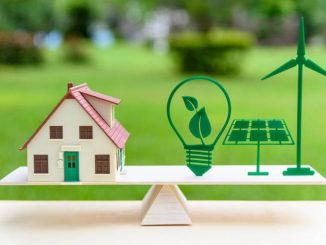 Une maison sur une balance avec des symboles Energie verte